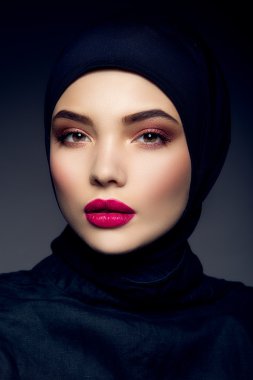 Güzel genç model Pembe makyaj ile