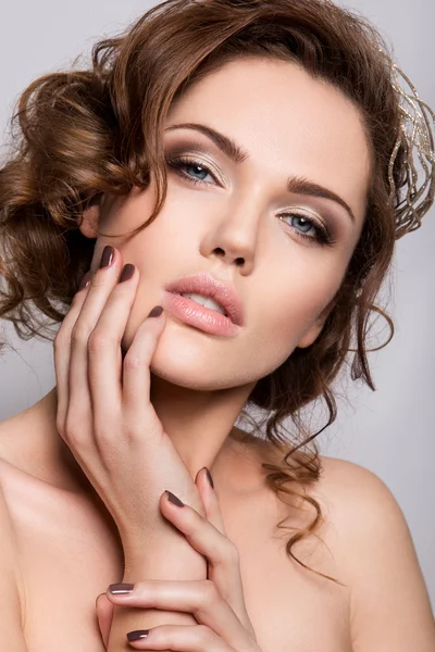 Moda düğün saç modeli ile güzel bir gelin.