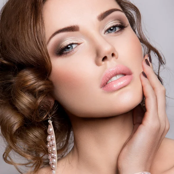 Moda düğün saç modeli ile güzel bir gelin.