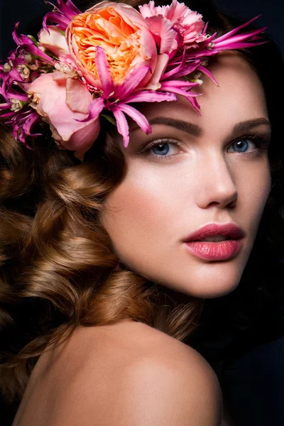 Hermosa dama con una corona de flores —  Fotos de Stock
