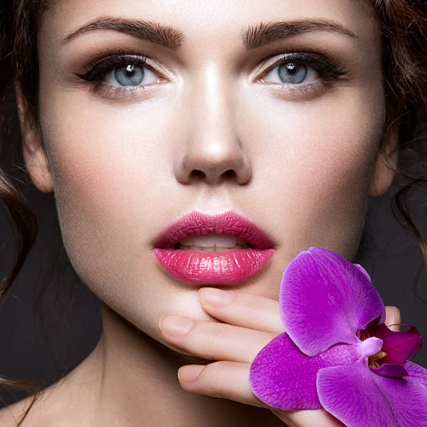 Glamour portret van mooie vrouw model met lichte make-up. — Stockfoto