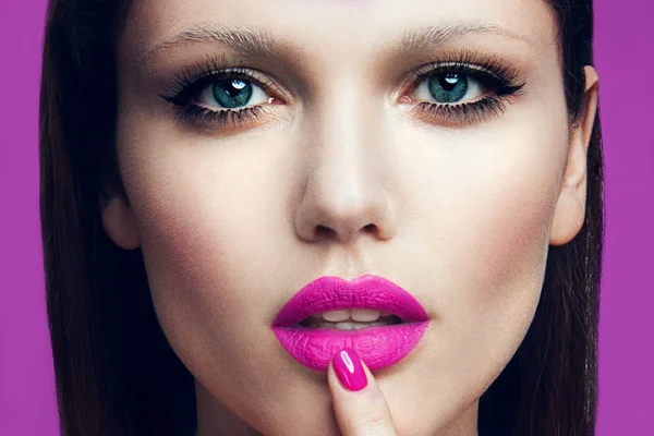 Portret van mooi meisje met roze lippen. — Stockfoto