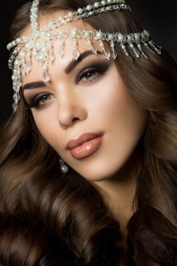 Güzel gelin düğün makyaj ve saç modeli ile çekici yeni evli kadın var düğün için son hazırlık ve sunuş.