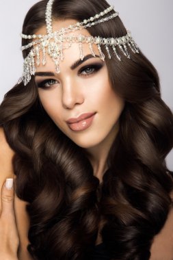 Güzel gelin düğün makyaj ve saç modeli ile çekici yeni evli kadın var düğün için son hazırlık ve sunuş.