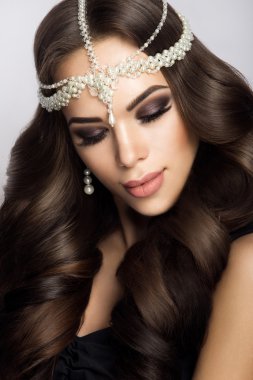 Güzel gelin düğün makyaj ve saç modeli ile çekici yeni evli kadın var düğün için son hazırlık ve sunuş.