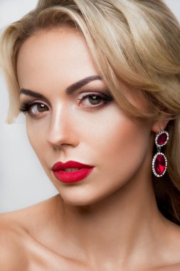 Güzel kadın modelinin göz kamaştırıcı portresi. Günlük makyajlı ve romantik dalgalı saç stili..