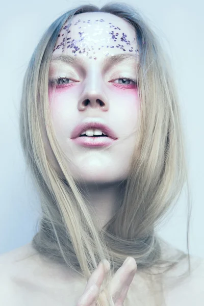 Ritratto della donna con bellissimi occhi azzurri su sfondo bianco — Foto Stock