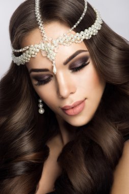 Güzel gelin düğün makyaj ve saç modeli ile çekici yeni evli kadın var düğün için son hazırlık ve sunuş.