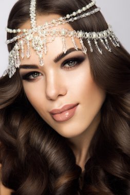 Güzel gelin düğün makyaj ve saç modeli ile çekici yeni evli kadın var düğün için son hazırlık ve sunuş.