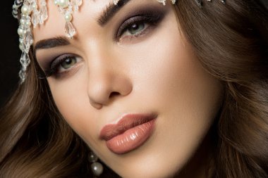 Güzel gelin düğün makyaj ve saç modeli ile çekici yeni evli kadın var düğün için son hazırlık ve sunuş.