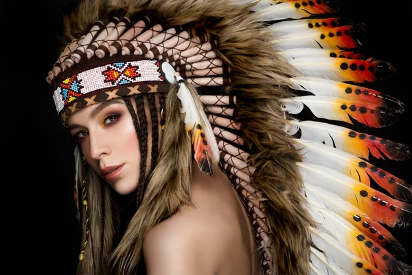 Hermosa señora étnica con cucaracha en la cabeza . — Foto de Stock