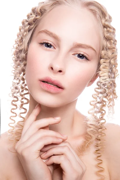 Portrait d'une belle femme aux cheveux blonds bouclés — Photo