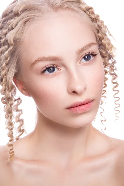 Portret pięknej kobiety z kręconymi włosami blond — Zdjęcie stockowe