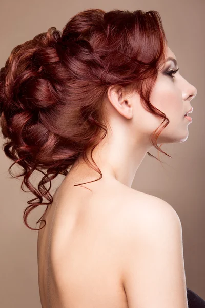 Bela noiva com penteado de moda — Fotografia de Stock