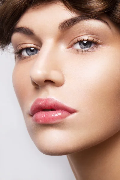 Glamour portrét krásné ženy model s čerstvou denní make-up — Stock fotografie