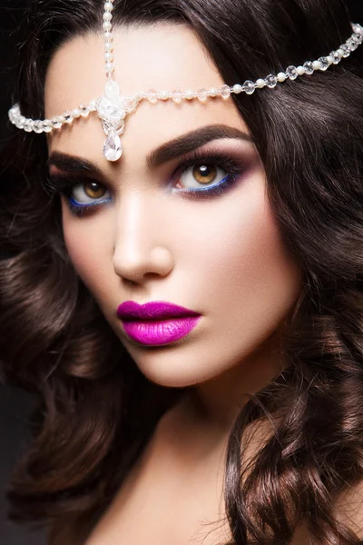 Retrato de cerca de una mujer hermosa con maquillaje brillante —  Fotos de Stock