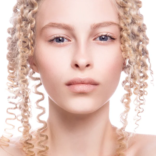 巻き毛のブロンドの髪と美しい女性の肖像画 — ストック写真