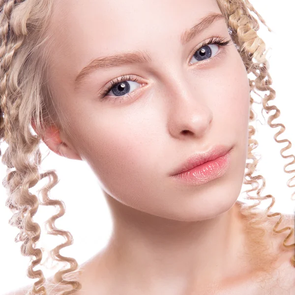 Портрет красивой женщины с кудрявыми светлыми волосами — стоковое фото