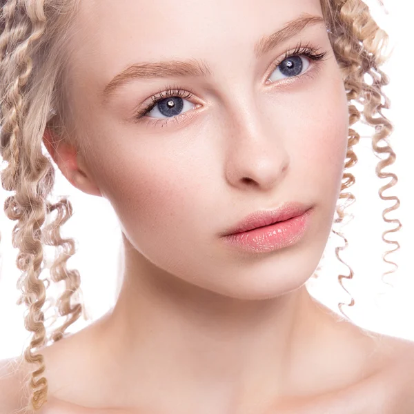 Portret pięknej kobiety z kręconymi włosami blond — Zdjęcie stockowe