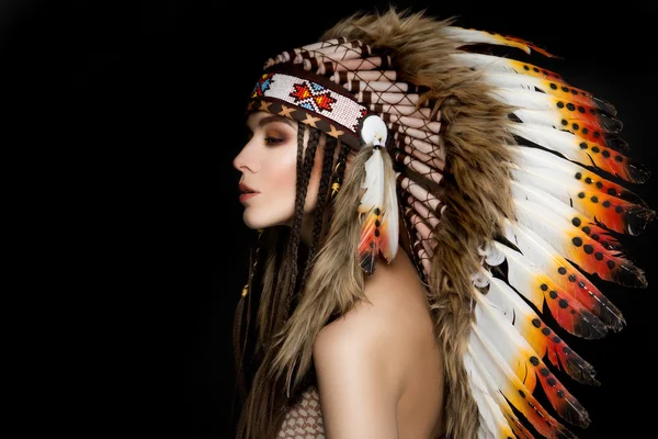 Красивая этническая леди с тараканом на голове . — стоковое фото
