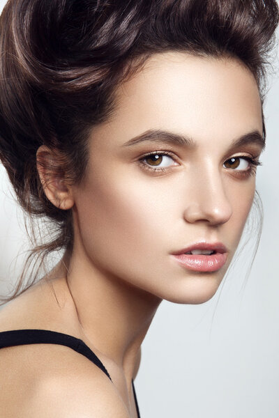 Гламурный портрет красивой женщины модели со свежим ежедневным макияжем