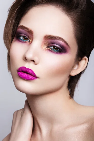 Glamour porträtt av vacker kvinna modell med fräsch daglig makeup — Stockfoto