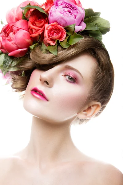 Beautiful lady with a wreath of flowers — Stock Photo, Image