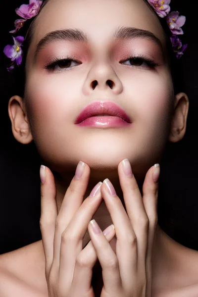 Menina bonita com flores rosa . — Fotografia de Stock