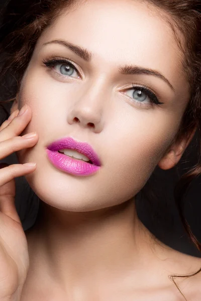 Retrato de cerca de una mujer hermosa con maquillaje brillante —  Fotos de Stock