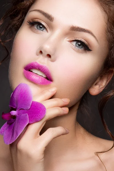 Close-up portrait of beautiful woman with bright make-up — Stock Photo, Image