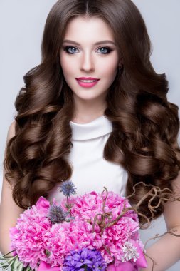 parlak bir makyaj ile güzel bir kadın portresi stüdyo yakın çekim