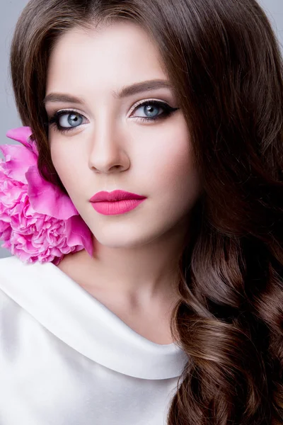 Close-up studiový portrét krásné ženy s světlý make-up — Stock fotografie