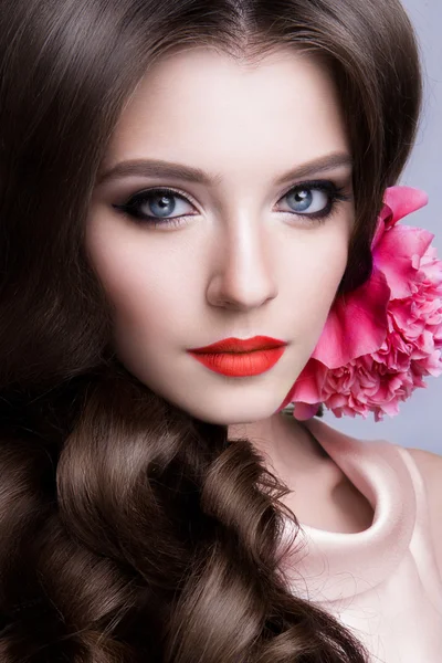 Close-up retrato de estúdio de mulher bonita com maquiagem brilhante — Fotografia de Stock