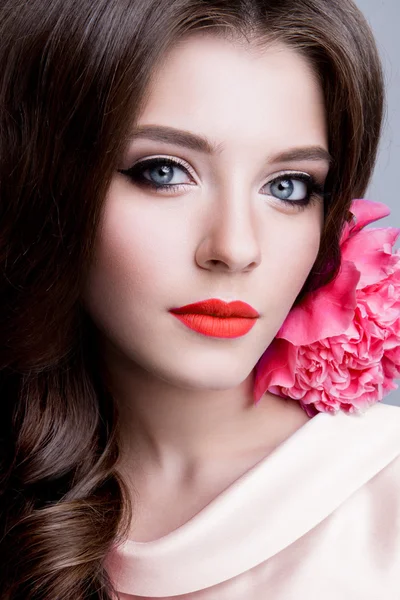 Close-up studio portrait of beautiful woman with bright make-up — Stock Photo, Image
