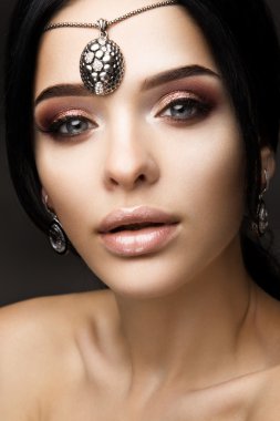 Kıvrılmış uzun saçlı esmer güzel model