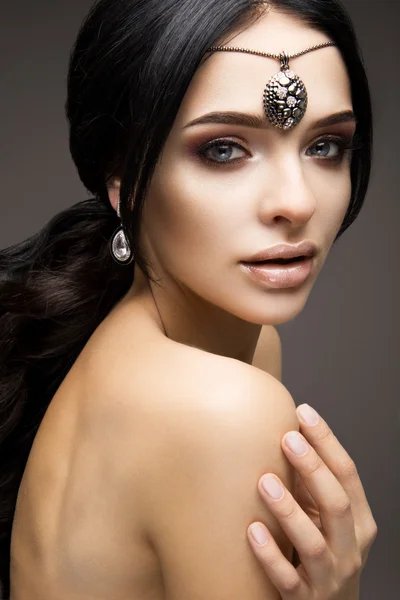 Modelo bonito morena com cabelo ondulado longo — Fotografia de Stock