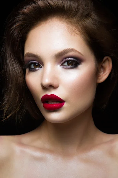 Beau modèle jeune avec lèvres rouges — Photo