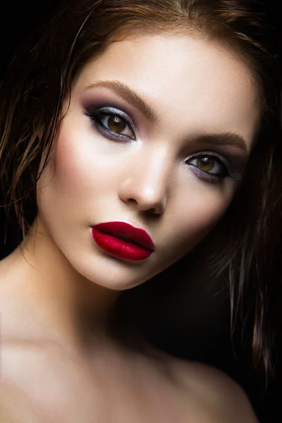 年轻漂亮的模特和她的红唇 — 图库照片