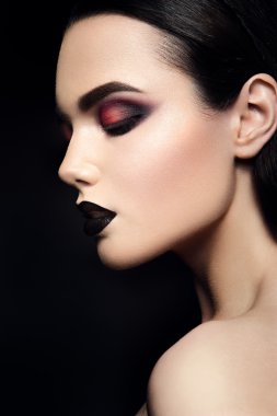 Güzellik moda Model kız siyah makyaj ile. Koyu ruj.