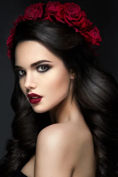 Belleza moda modelo chica retrato con rosas rojas peinado. Labios rojos . — Foto de Stock