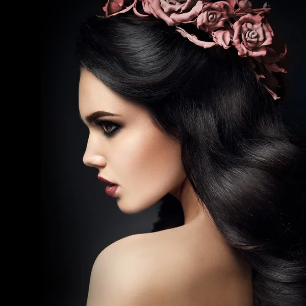 Beauté Fashion Model Girl Portrait avec rose Roses Coiffure. Lèvres rouges . — Photo