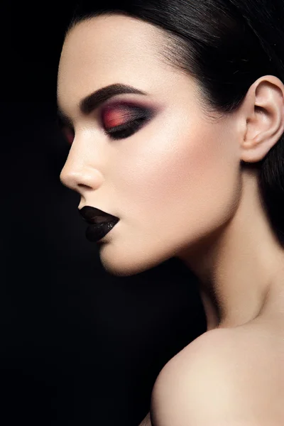 Schönheit Mode Modell Mädchen mit schwarzem Make-up. dunkler Lippenstift. — Stockfoto