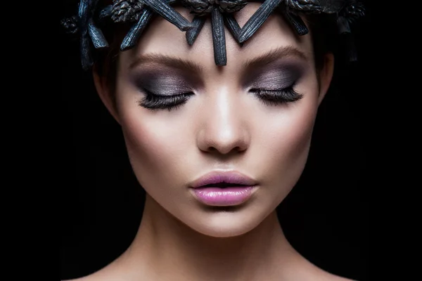 Retrato de cerca de una mujer hermosa con maquillaje brillante —  Fotos de Stock