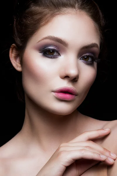 Gros plan portrait de belle femme avec un maquillage lumineux — Photo