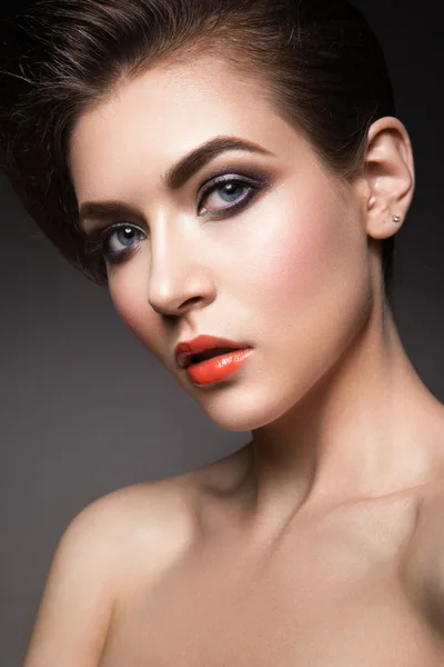 Hermosa joven modelo con maquillaje brillante — Foto de Stock