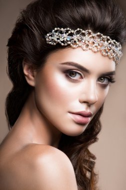 Parlak makyajlı güzel bir kadının yakın plan portresi