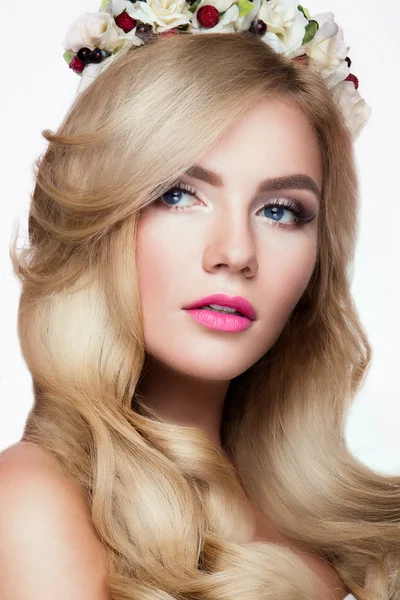 Módní Blondie Model portrét. Účes. Účes. Profesionální make-up. — Stock fotografie
