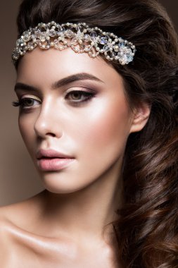 Parlak makyajlı güzel bir kadının yakın plan portresi