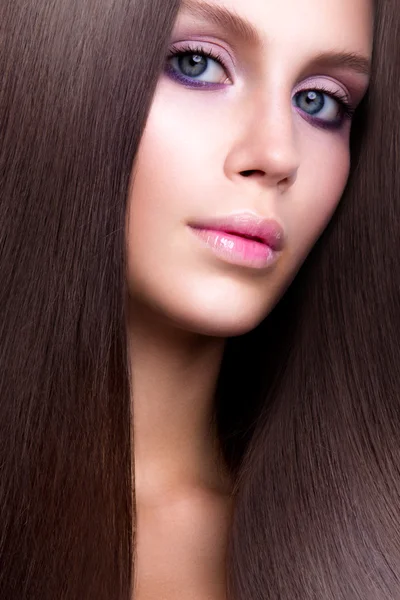 Mulher beleza com muito tempo saudável e brilhante suave cabelo castanho . — Fotografia de Stock
