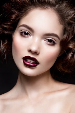 Parlak makyajlı güzel bir kadının yakın plan portresi